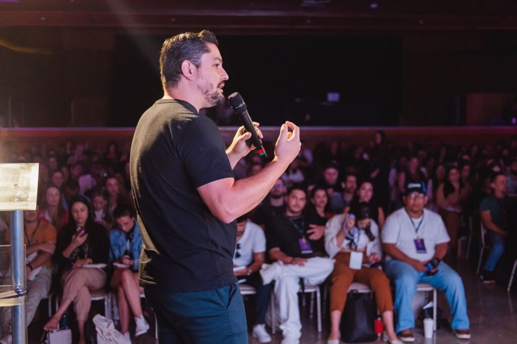 Gleison Iloi no palco diante da plateia