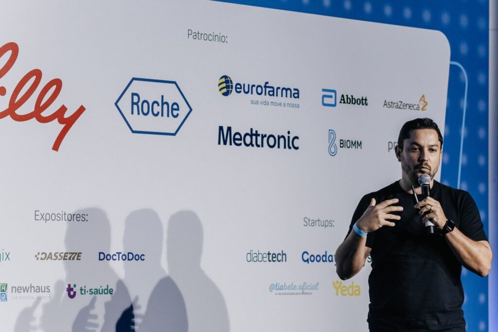 Gleison Iloi no palco com telão