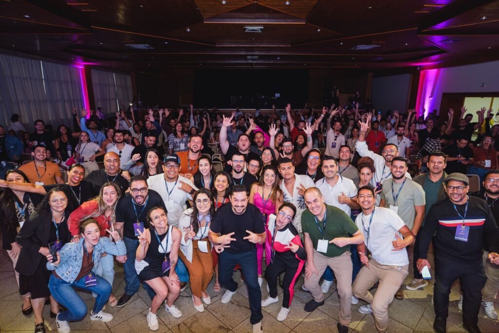 Plateia cheia em palestra do Gleison Iloi